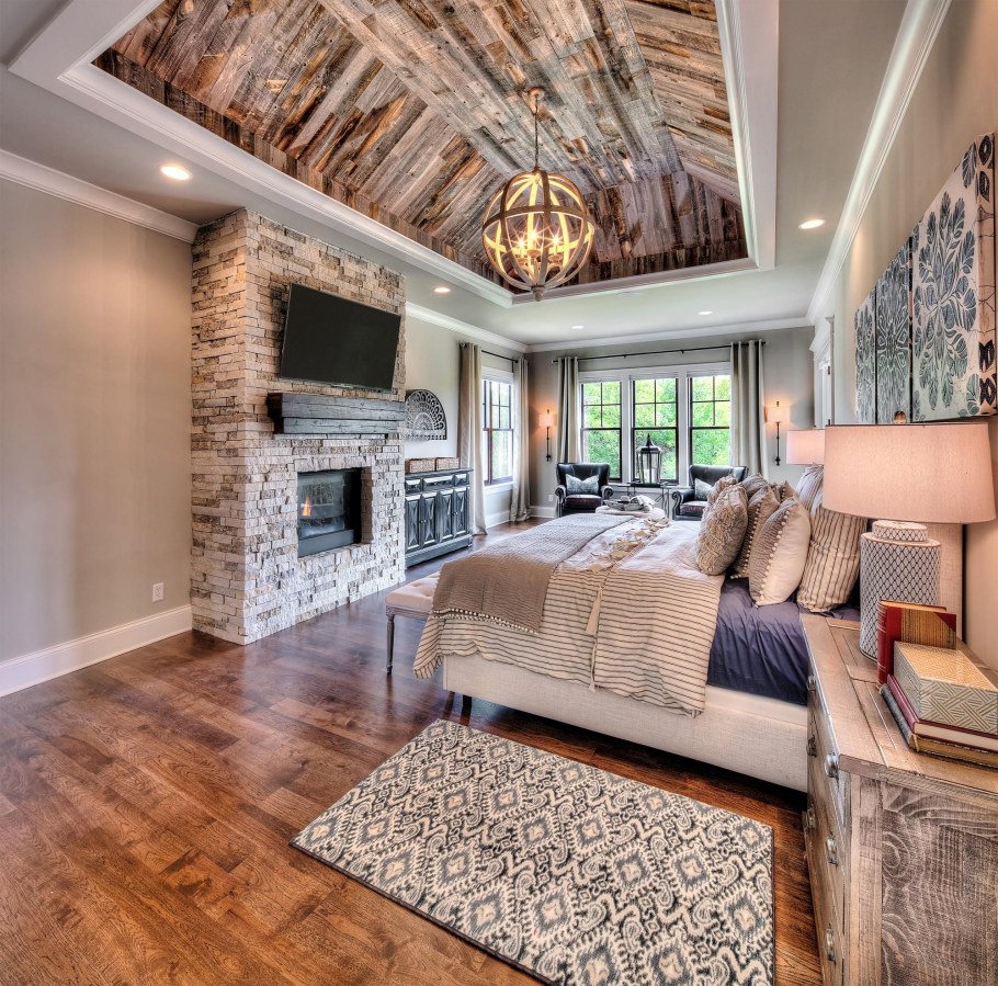 Роскошная и спальня с камином в особняке