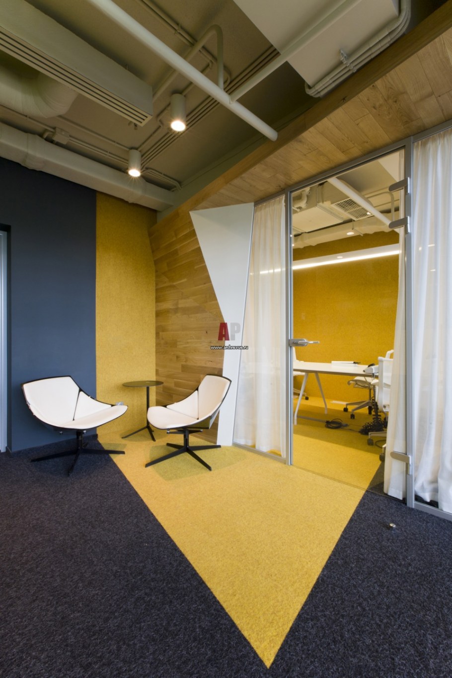 Интерьер зоны отдыха в офисе