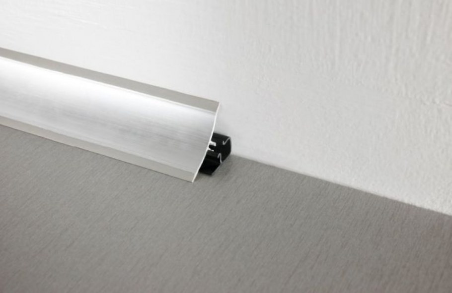 Плинтус алюминиевый анодированный 20