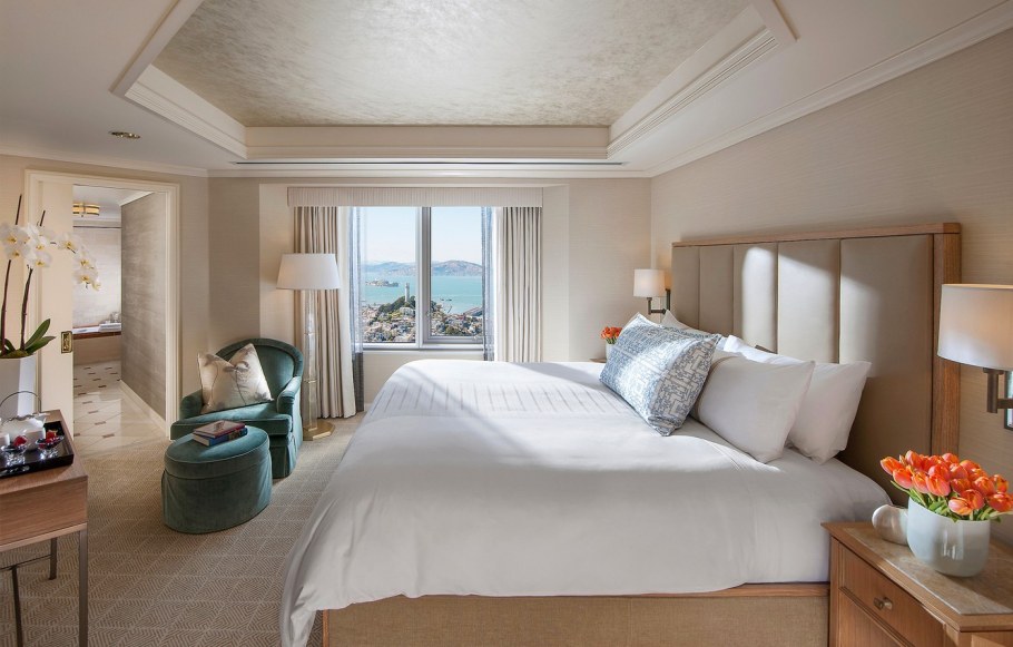 Комната в теплых тонах