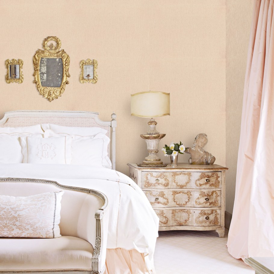 Лавандовые стены в спальне