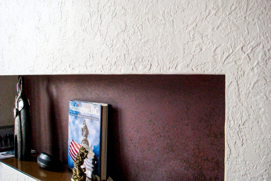 Декоративная штукатурка и обои самолет