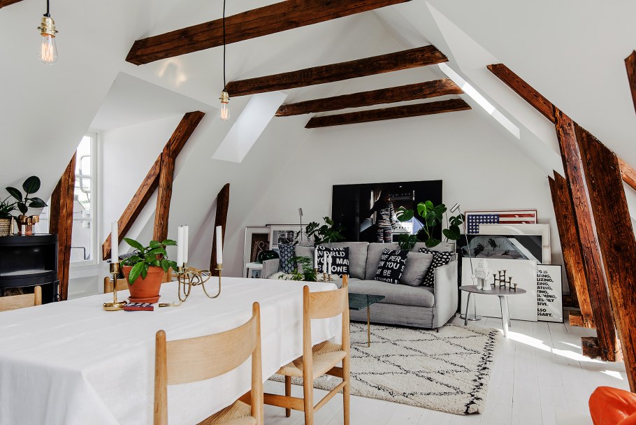 Гостиная с камином и балками