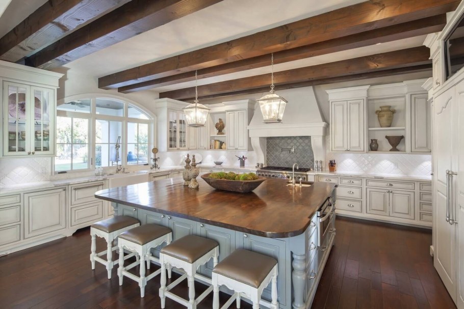 Деревянные балки в интерьере