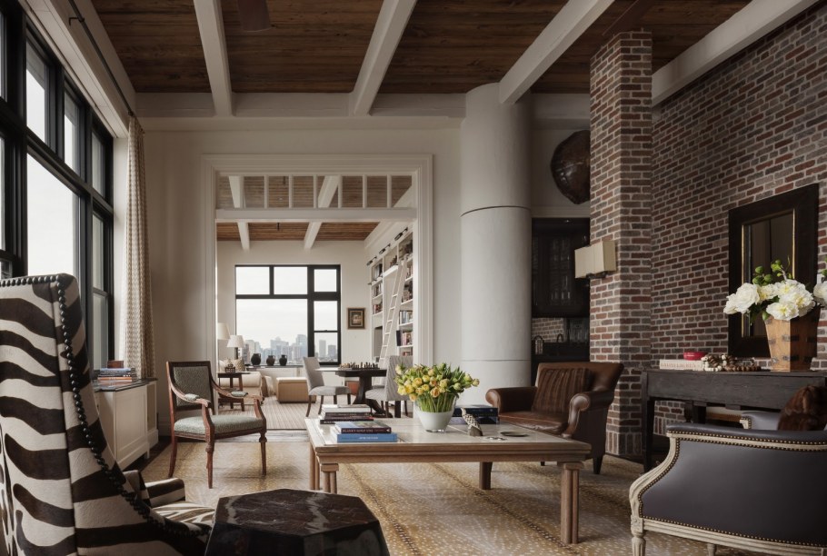 Светлый потолок с темными балками