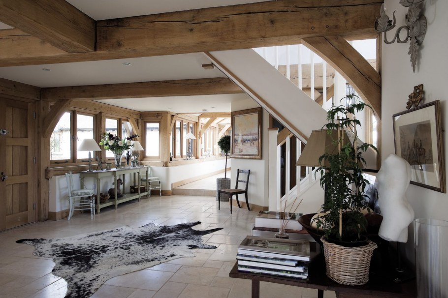 Гостиная в скандинавском стиле с балками