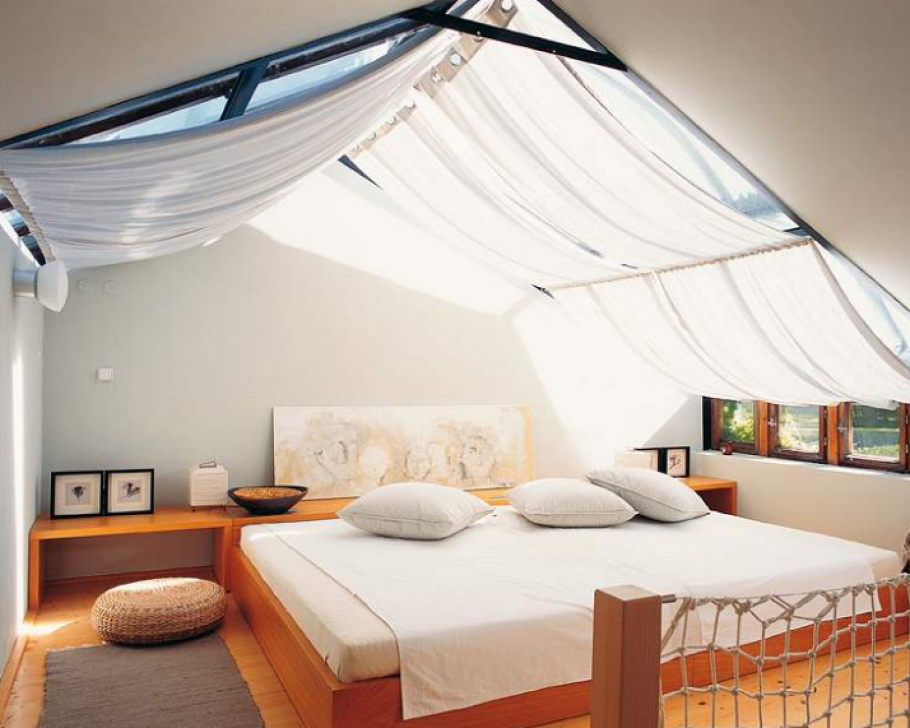 Кровать под мансардным окном