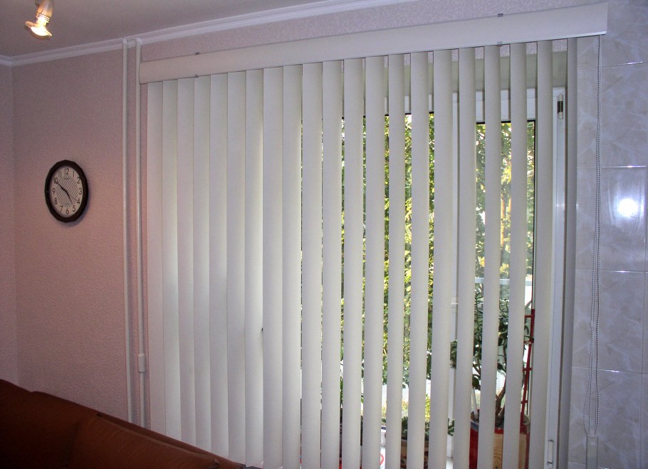Вертик жалюзи на пластиковые окна