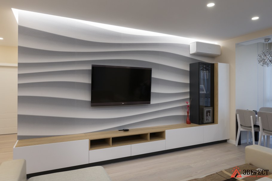 Телевизор на деревянной панели