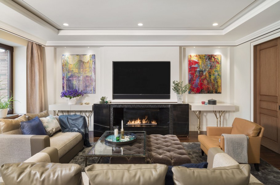 Интерьер гостиной с телевизором на стене