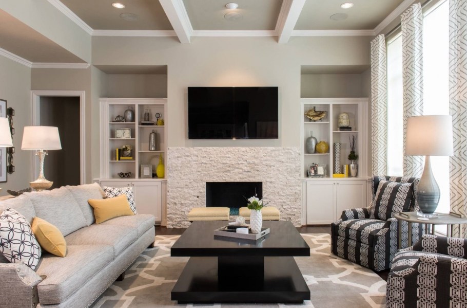 Небольшая гостиная с телевизором