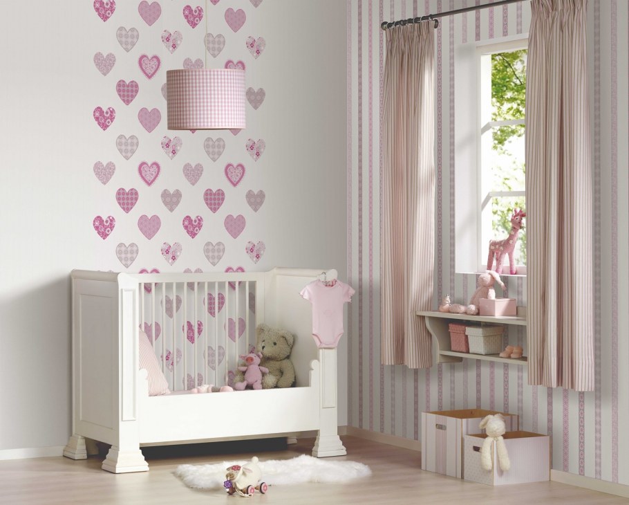 Розовый потолок в детской