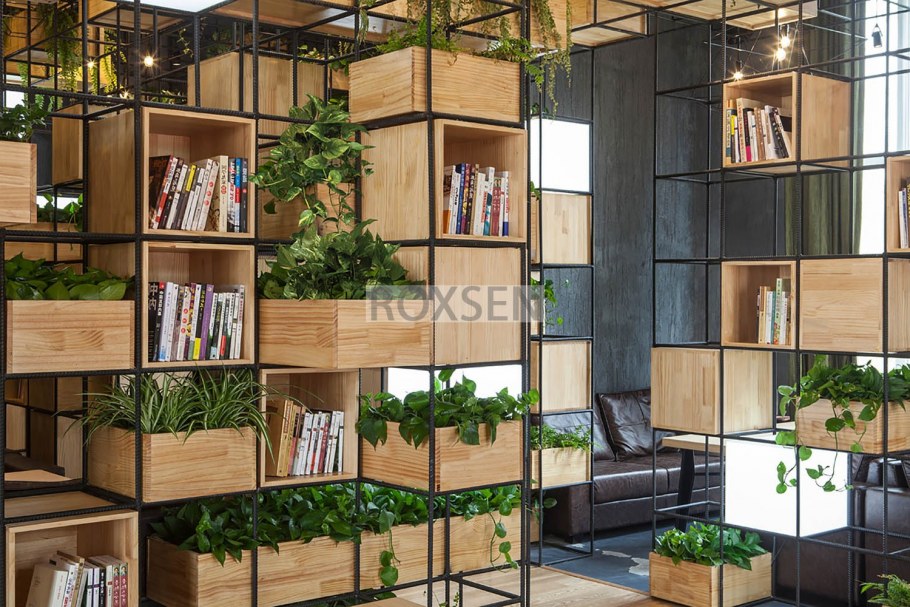 Стеллаж с растениями в интерьере