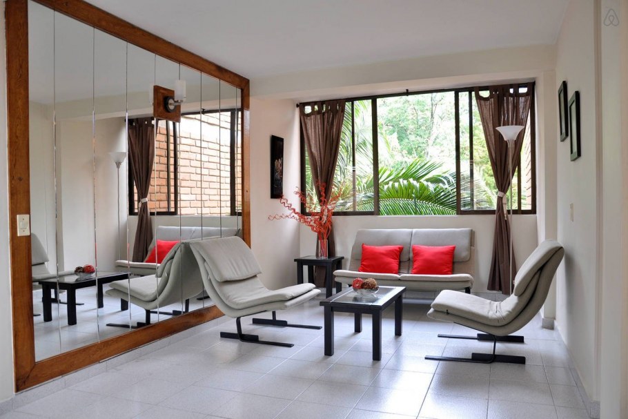 Большие зеркала в интерьере гостиной