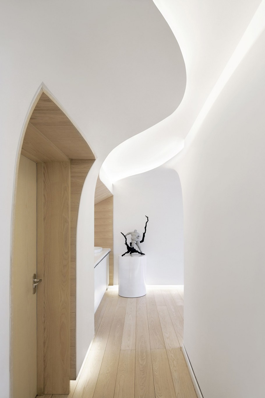 Необычный потолок увеличивающий пространство