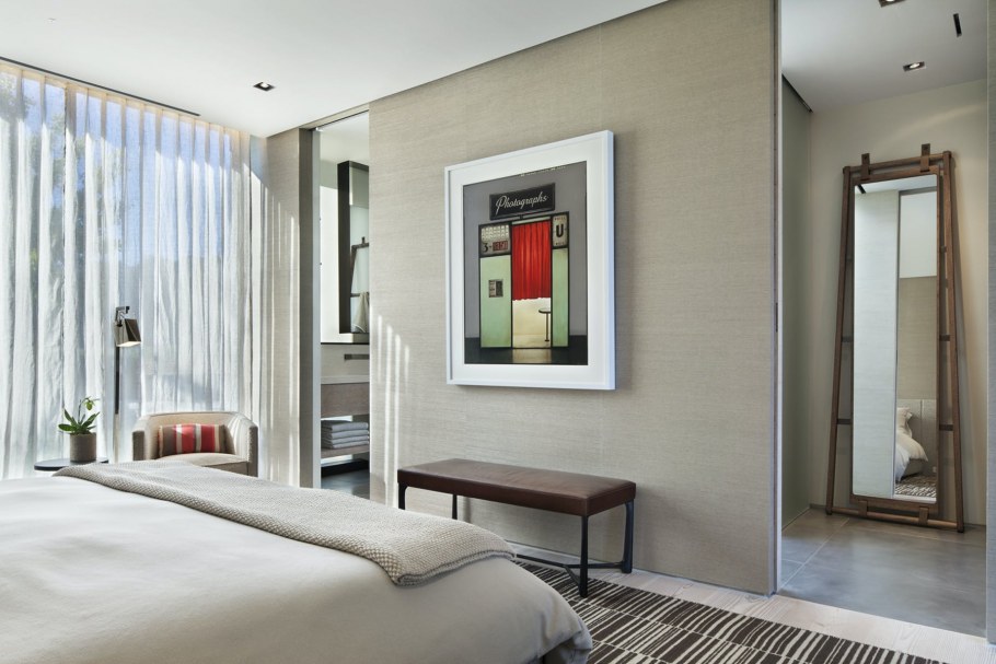 Зеркало рядом с окном