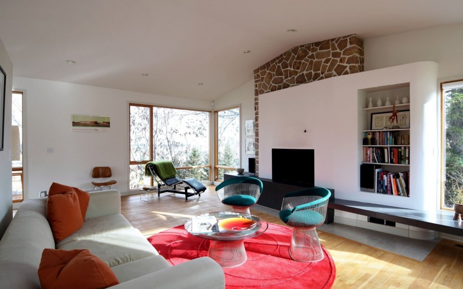 Посередине комнаты