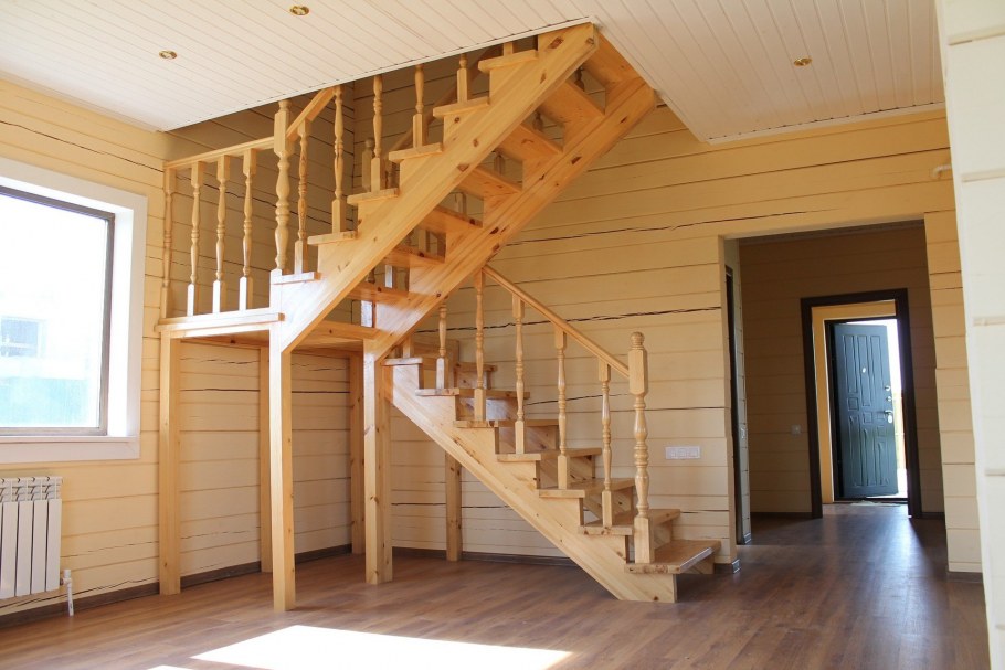 Лестница на второй этаж деревянная двухмаршевая