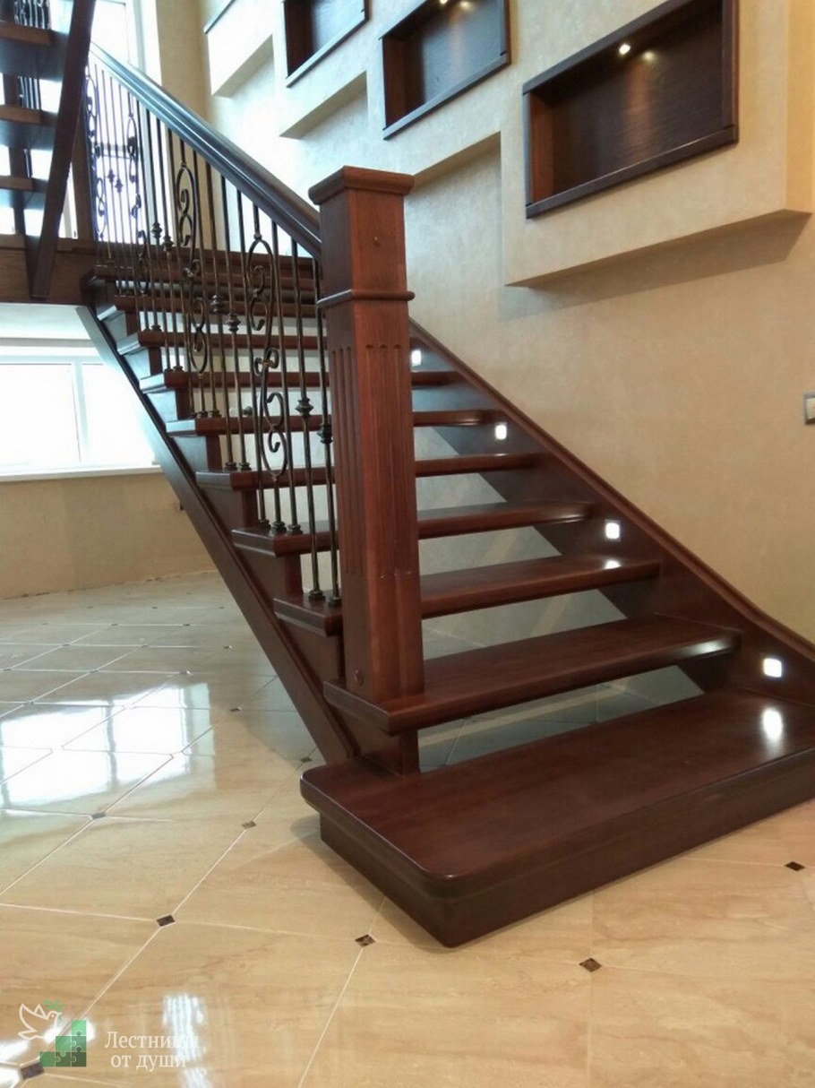 Лестница двухмаршевая разворотная на 180 градусов