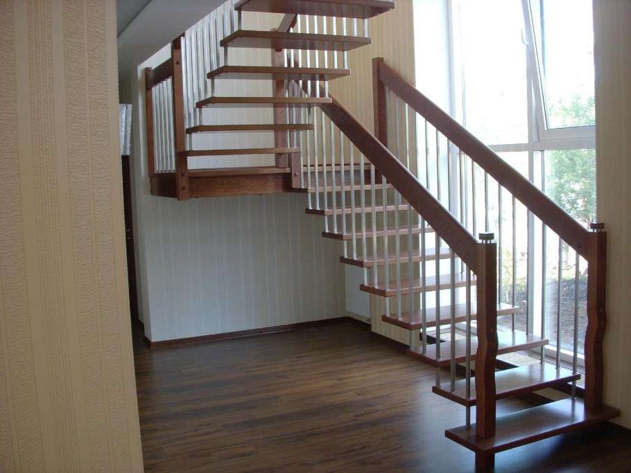 Деревянная лестница на больцах