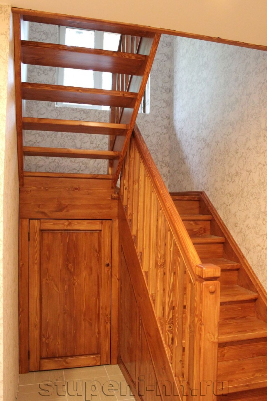 Лестница на второй этаж двухмаршевая с площадкой