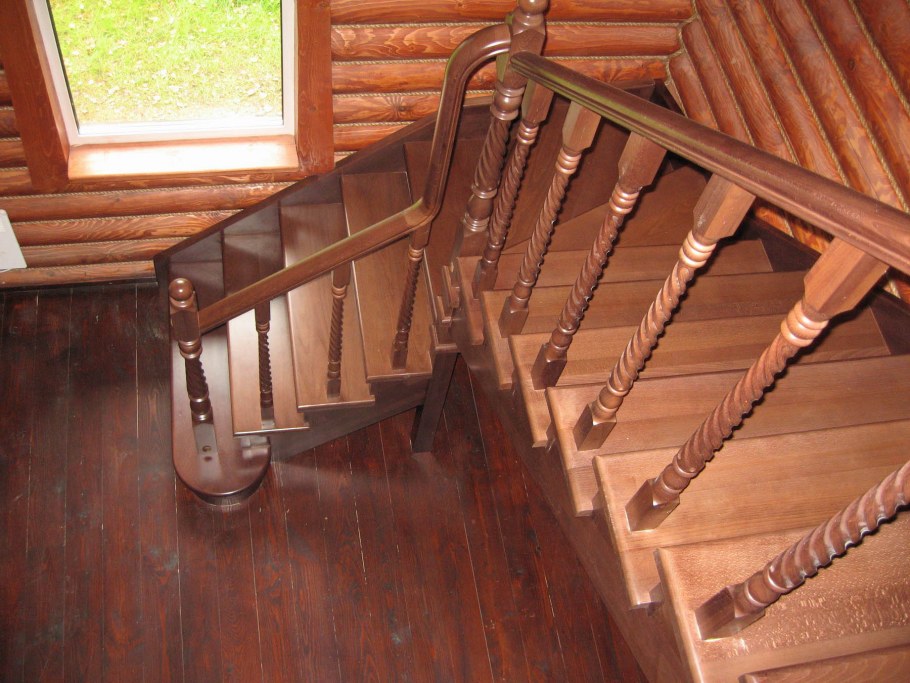 Лестница в деревянном доме с площадкой