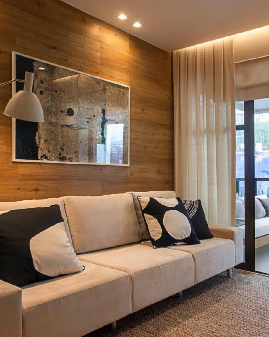 Гостиная с деревянной стеной