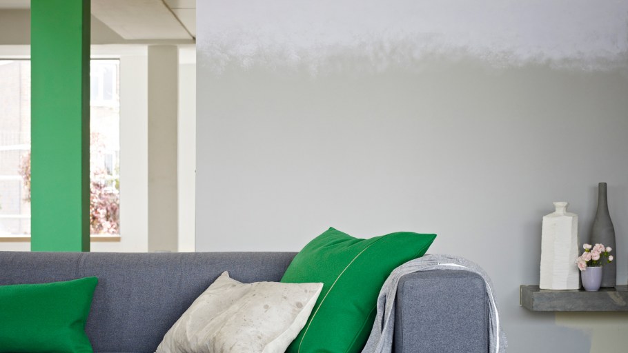 Стена крашеная наполовину