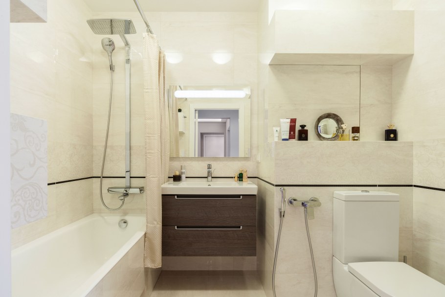 Маленькая светлая ванная комната