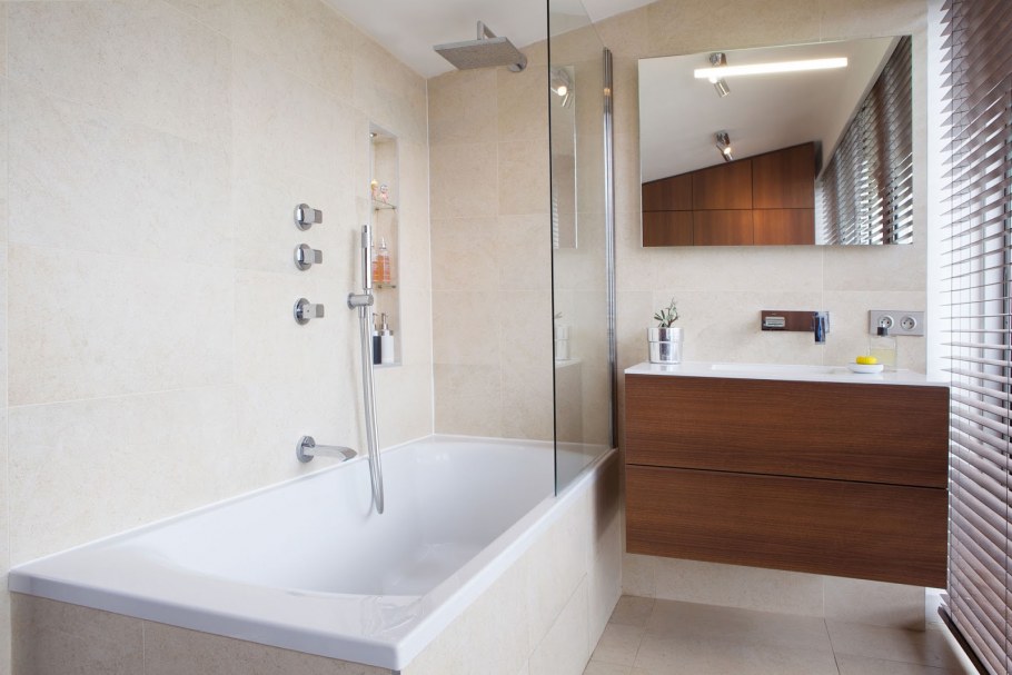 Ванная комната с прямоугольной ванной в квартире