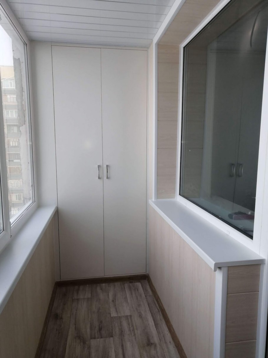 Застеклить балкон деревом