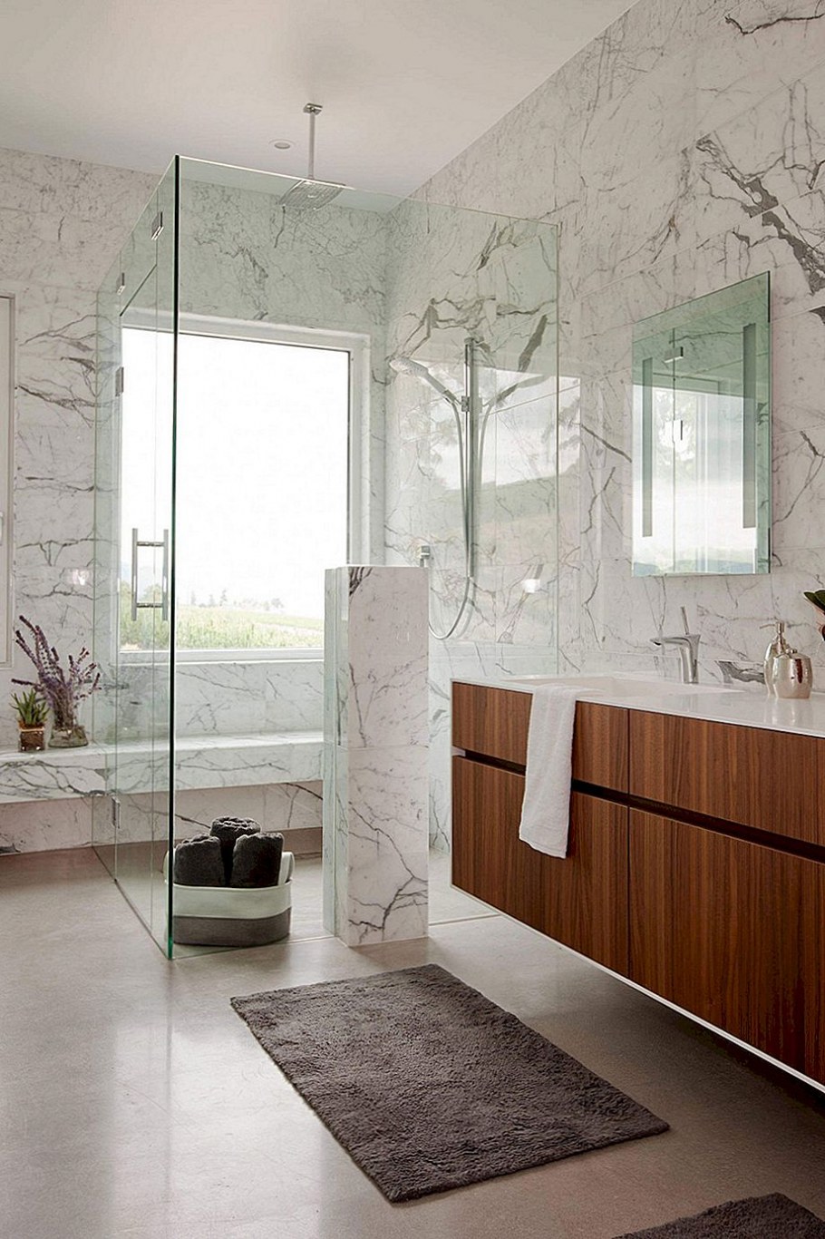 Ванная комната из мрамора и дерева