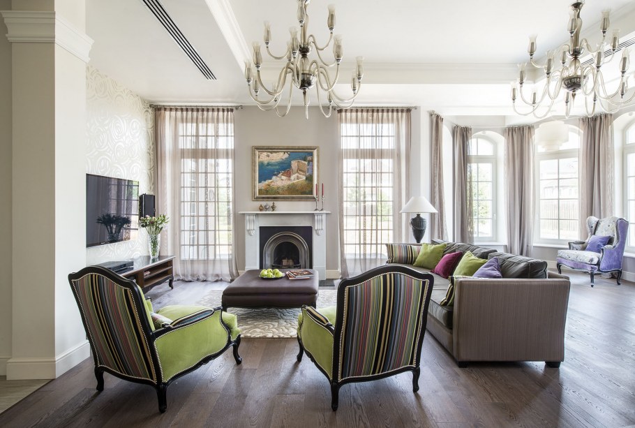 Гостиная в стиле Неоклассика в загородном доме