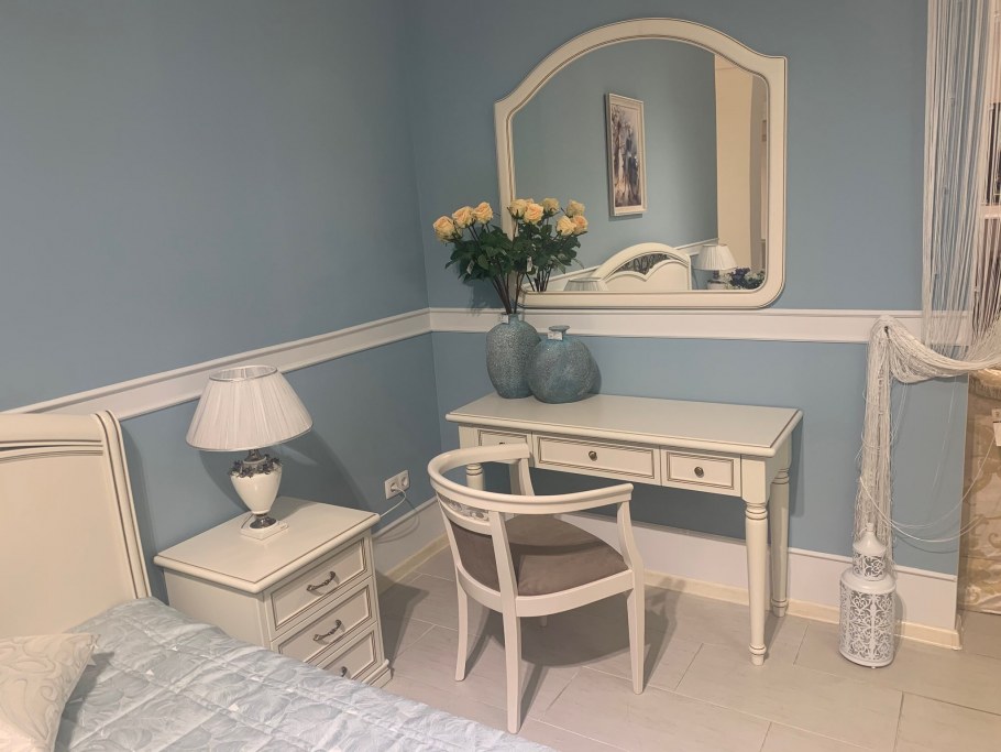 Зеркало над кроватью в спальне