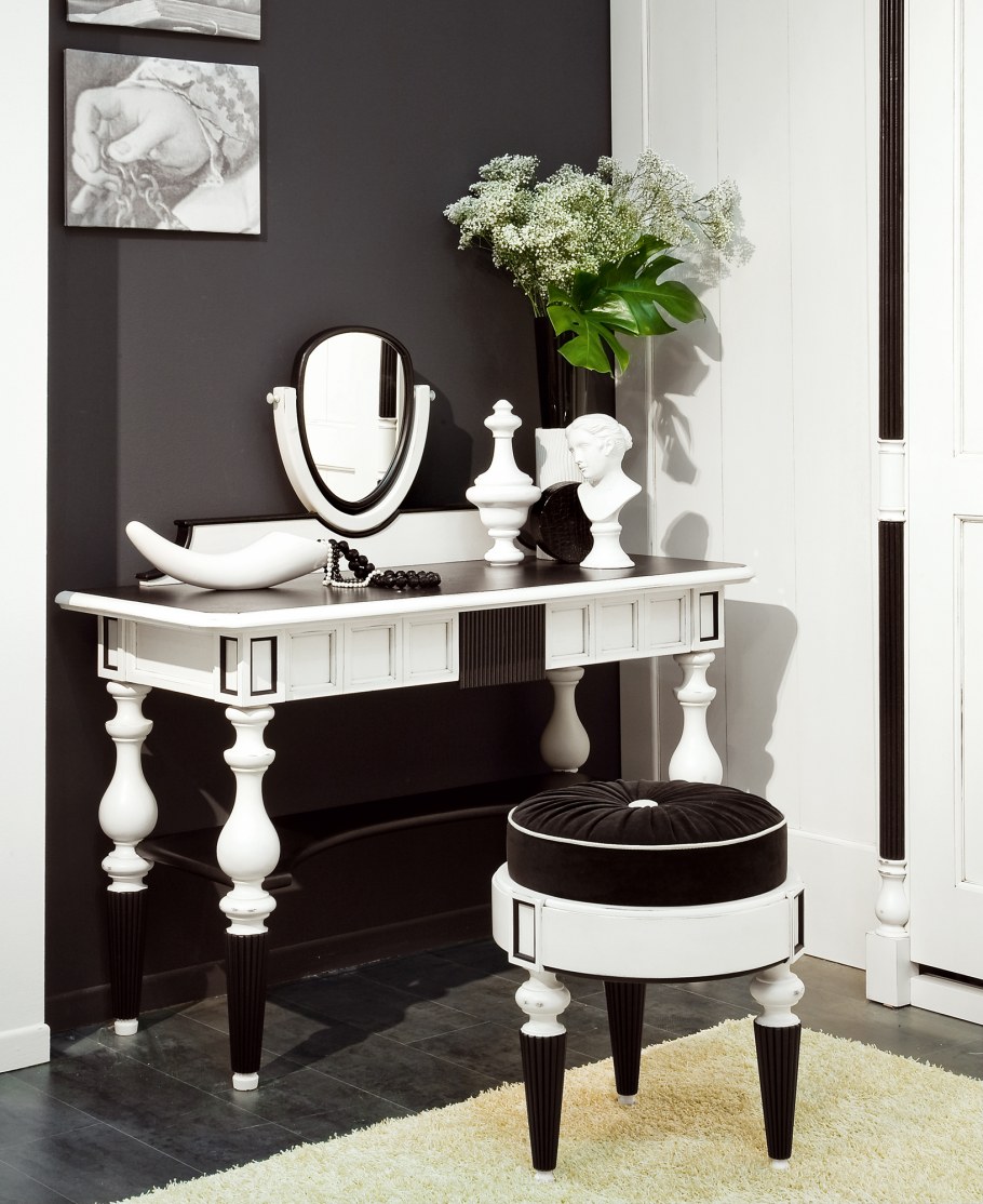 Спальня с гардеробом и туалетным столиком