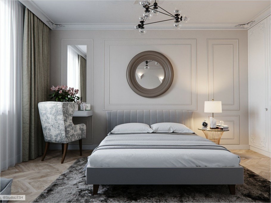 Столик туалетный на фоне серой стены