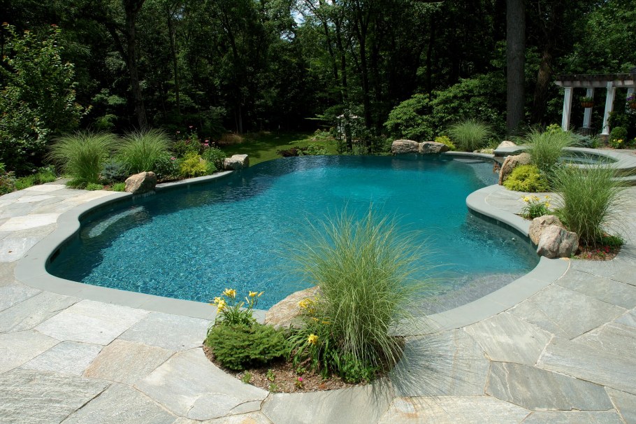 Бассейн в саду