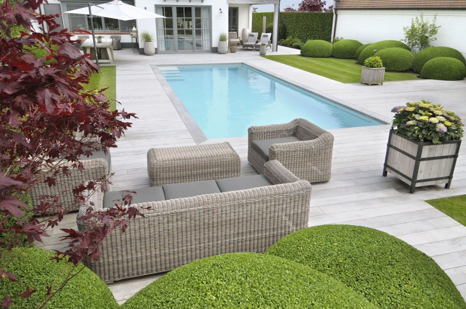 Озеленение возле бассейна