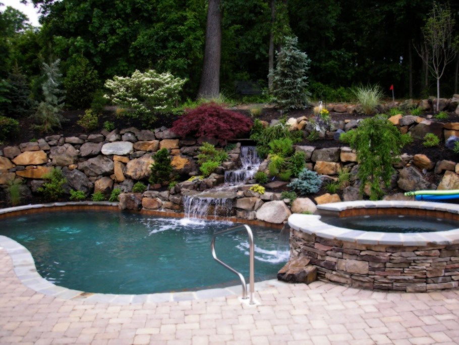 Бассейн с водопадом на участке