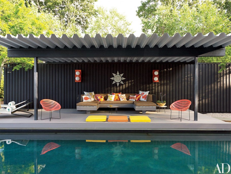 Лаунж зона в саду с бассейном