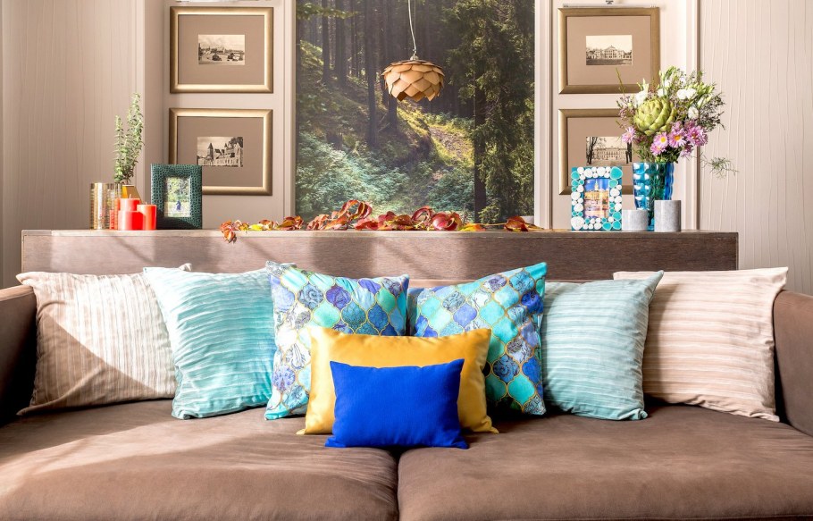 Яркие подушки в интерьере