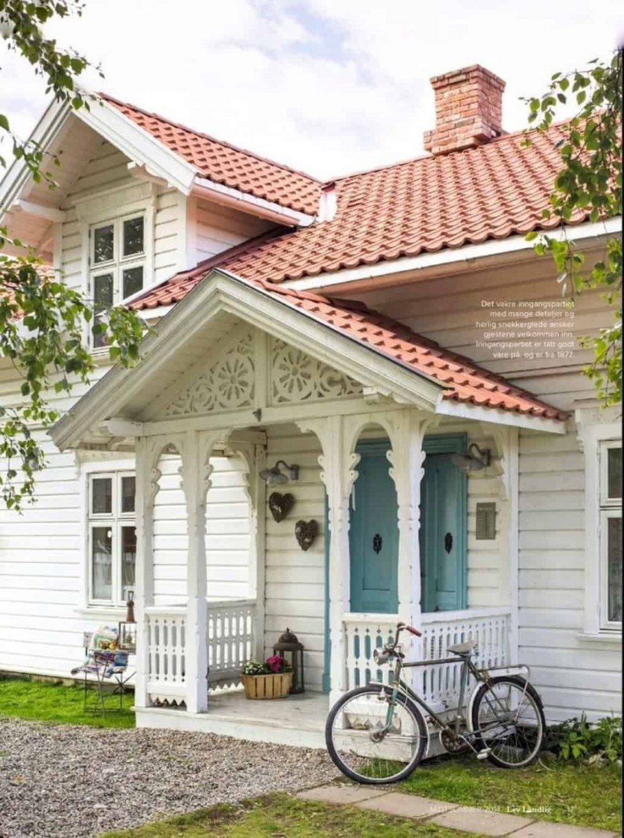 Белый дом с крыльцом