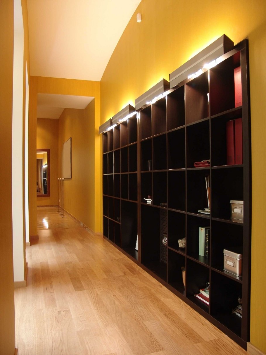 Полки в интерьере прихожей