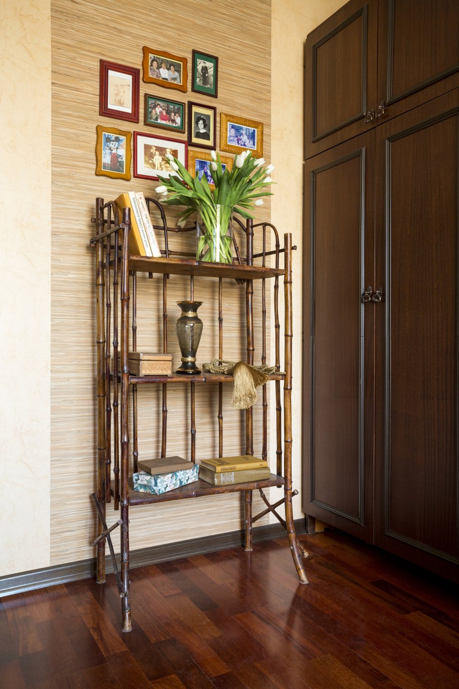 Книжный стеллаж в коридоре