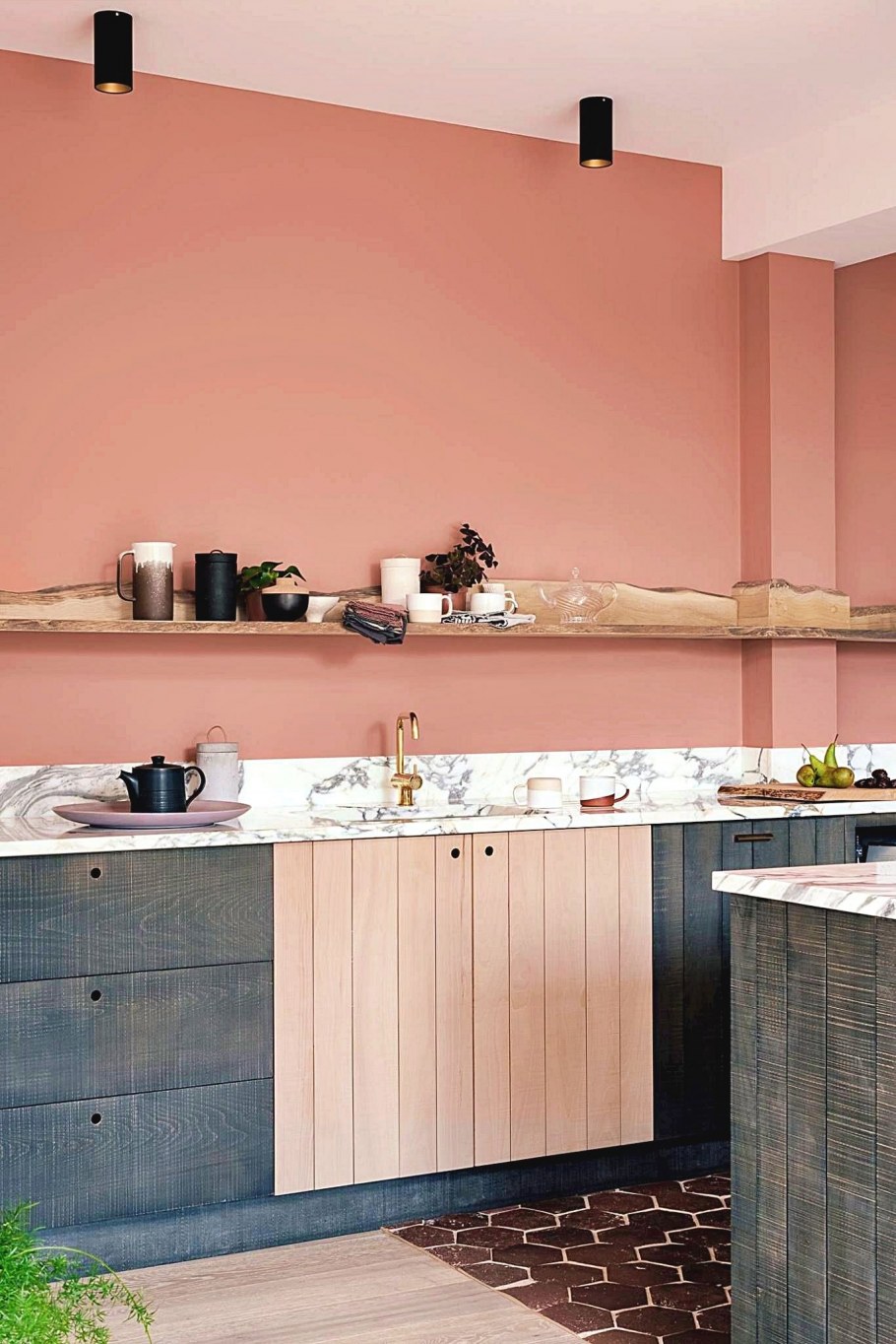 Розовые стены на кухне