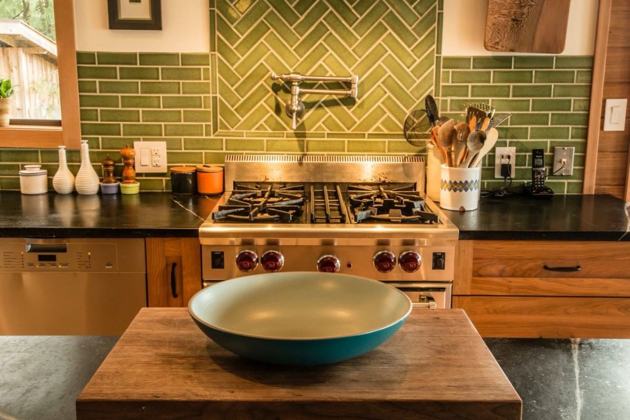 Фартук для кухни из плитки кабанчик елочкой