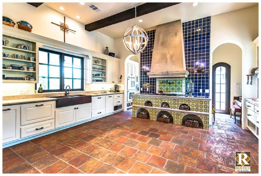 Кухня в средиземноморском стиле терракотовая