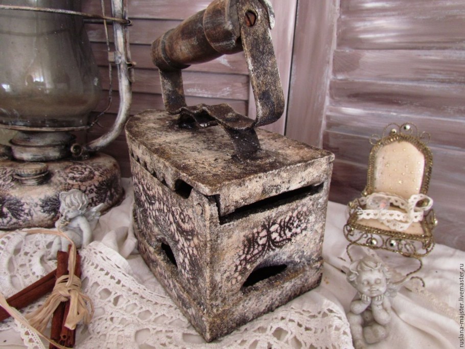 Декор старинного утюга