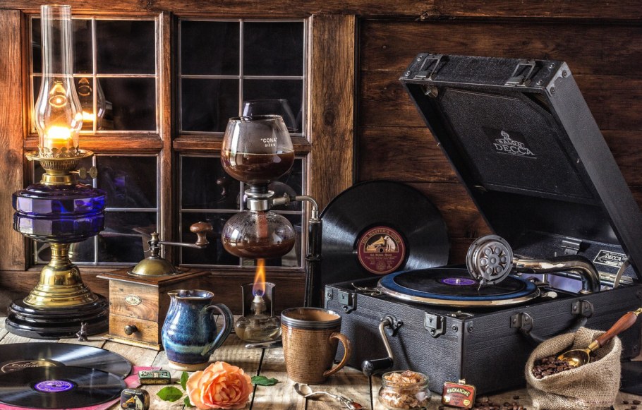 Натюрморт с патефоном