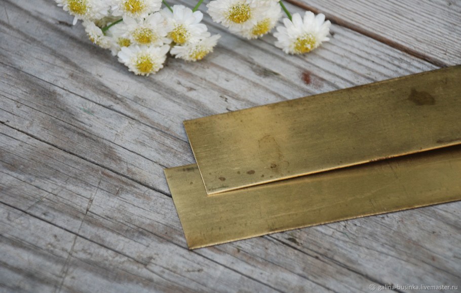 Декор стен латунными полосками